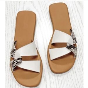 QUPID HAILEY TWO TONED LINK SANDALS - NWOT